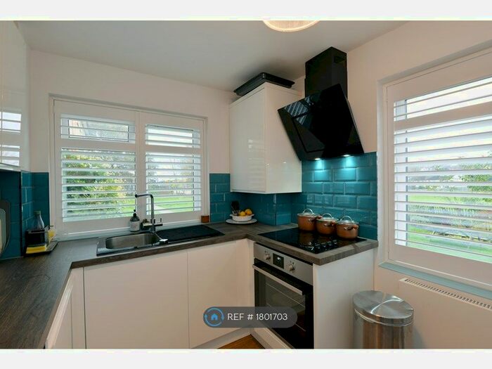 1 Bedroom Flat To Rent In Martins Walk, London, N10