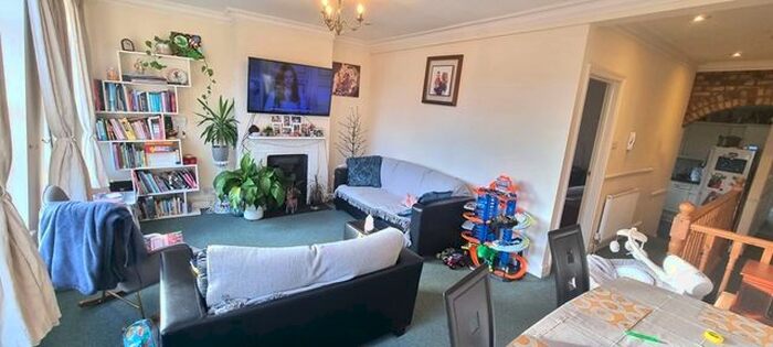 2 Bedroom Flat To Rent In B Kingston Road, South Wimbledon, London, SW19