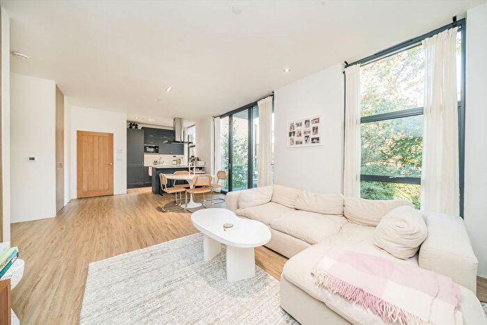 2 Bedroom Flat For Sale In St. Andrew's Road, Surbiton, KT6