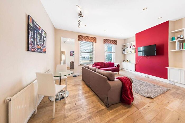 3 Bedroom Flat To Rent In Battersea Park Road, Battersea, London, SW11