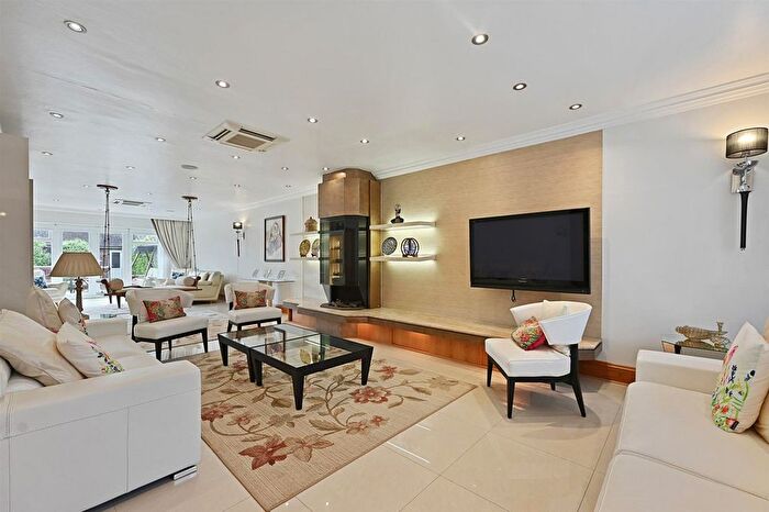 5 Bedroom Detached House For Sale In Stanmore Hill, Stanmore, HA7