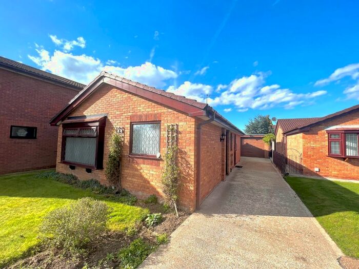 2 Bedroom Detached Bungalow To Rent In Oakmere Drive, Great Sutton, Cheshire, CH66