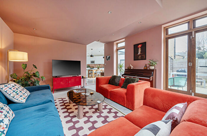 4 Bedroom End Of Terrace House For Sale In Falkland Road, Barnet, Hertfordshire, EN5