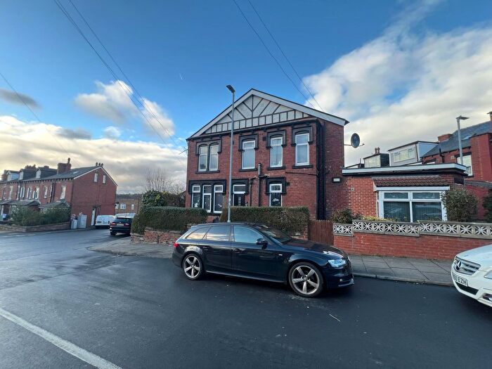 3 Bedroom Flat To Rent In Luxor Road, Leeds, West Yorkshire, LS8