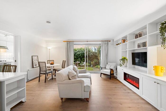 2 Bedroom Flat For Sale In Paveley Drive, Battersea Park, SW11