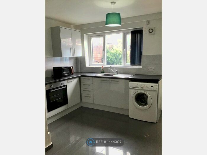 3 Bedroom Terraced House To Rent In Walshaw Road, Bury, BL8