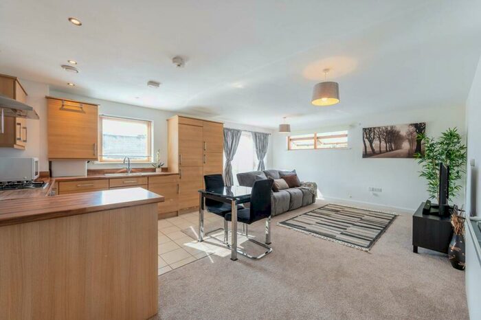 2 Bedroom Flat To Rent In Carshalton Road, Sutton, Carshalton, SM5