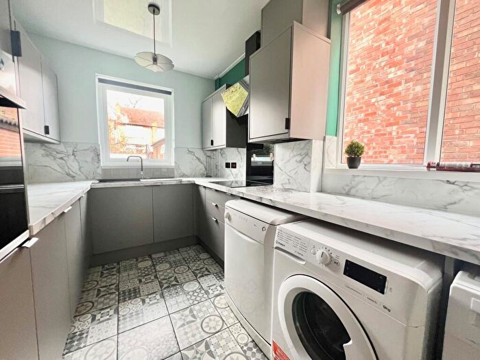 3 Bedroom Semi-Detached House To Rent In Sutton Passeys Crescent, Nottingham, NG8