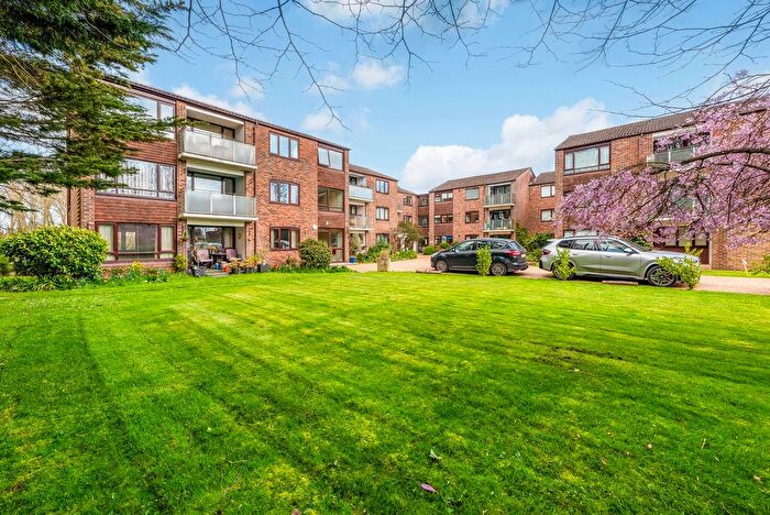 3 Bedroom Flat For Sale In The Drive, Summersdale Court The Drive, PO19