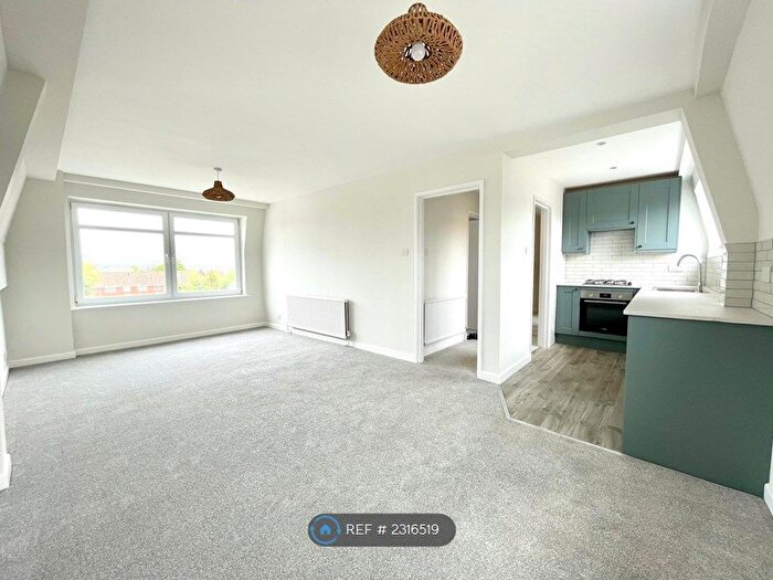 2 Bedroom Flat To Rent In Cannon House, Lymington, SO41