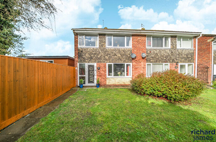 3 Bedroom Semi-Detached House For Sale In Kennet Avenue, Swindon, SN25