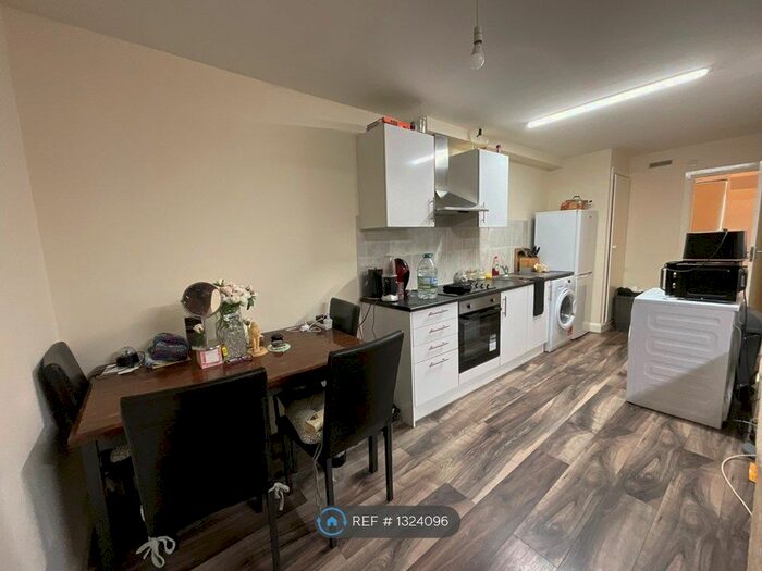 2 Bedroom Flat To Rent In Burlington Court, Slough SL1