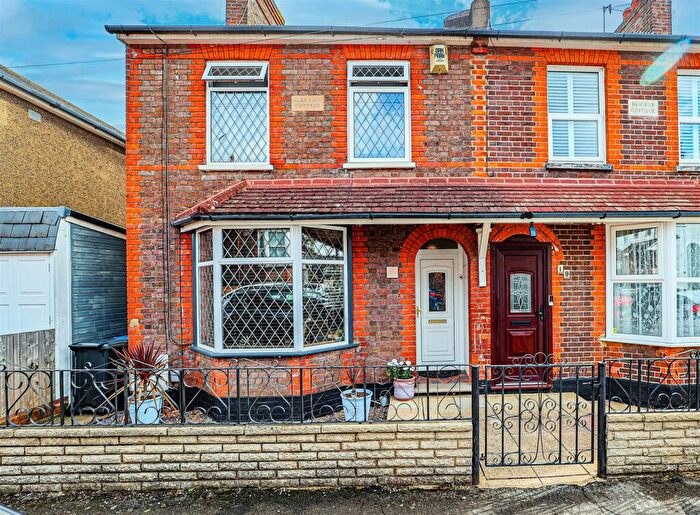 3 Bedroom Semi-Detached House For Sale In South Hill Road, Hemel Hempstead, HP1