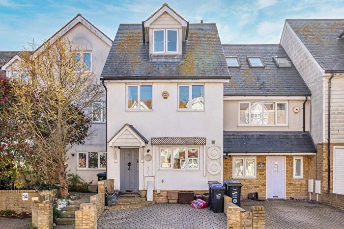 4 Bedroom Detached House For Sale In Percy Avenue, Broadstairs, Kent, CT10