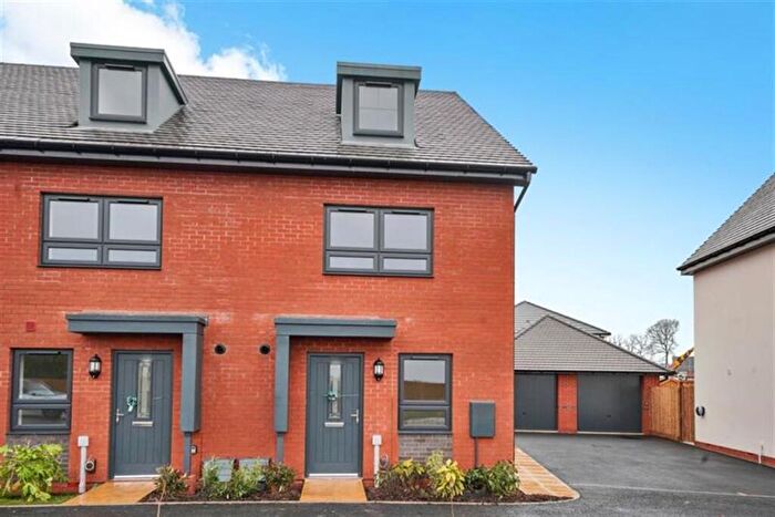 4 Bedroom End Of Terrace House To Rent In Bedroom End Of Terrace House In White Lias Way, Lighthorne, CV33