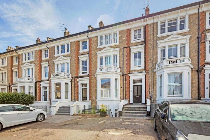 2 Bedroom Flat To Rent In The Barons, St Margarets, Twickenham, TW1