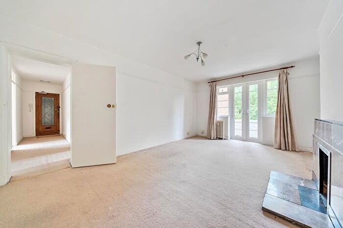 2 Bedroom Flat To Rent In Courtalnds, Richmond, TW10