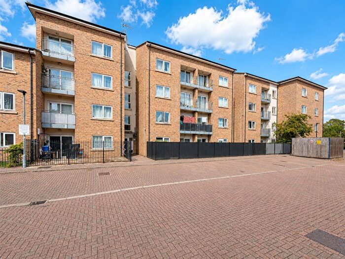 2 Bedroom Flat For Sale In Gateway Court, Southall, UB2