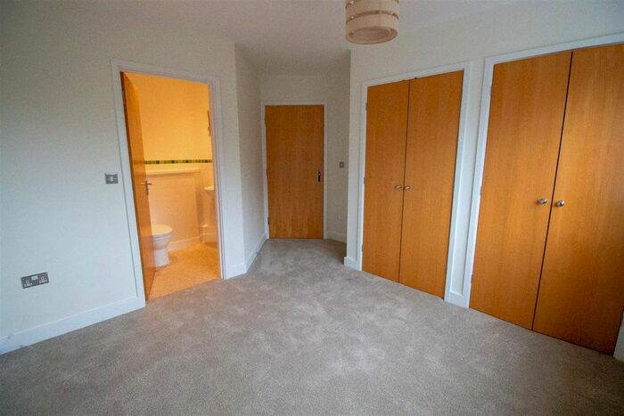 2 Bedroom Flat To Rent In Large Flat With Garage | Highbank, H. Heath, RH16