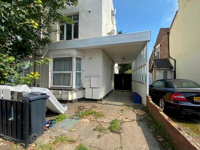 1 Bedroom Flat To Rent In Hanworth Road, Hounslow, TW3