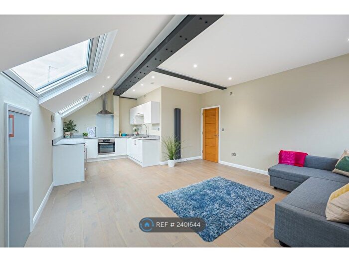 2 Bedroom Flat To Rent In Park House, London, SW15