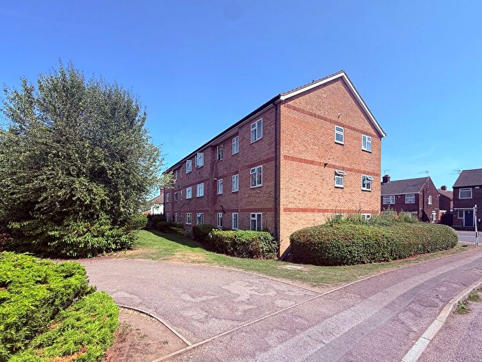 2 Bedroom Flat For Sale In Quilter Close, Luton, LU3