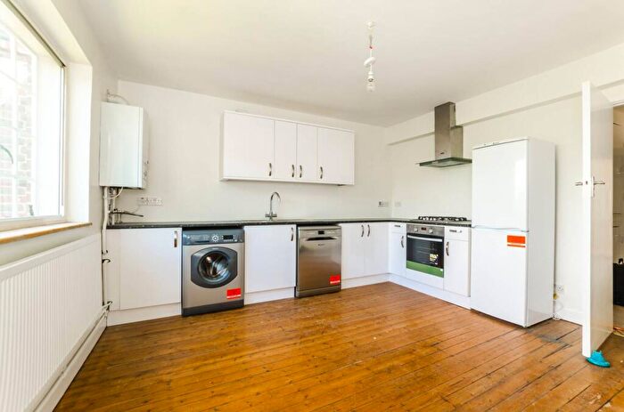 3 Bedroom Flat For Sale In Queens Avenue, Muswell Hill, London, N10