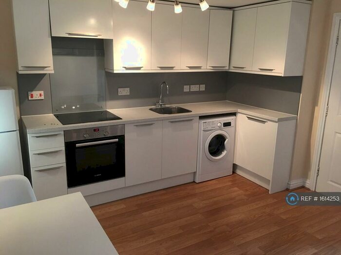 1 Bedroom Flat To Rent In South Street, Pennington, Lymington, SO41