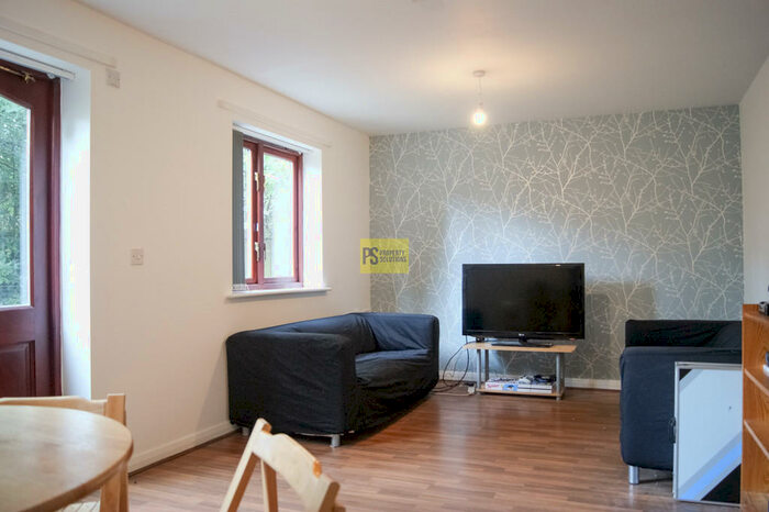 3 Bedroom End Of Terrace House To Rent In Denby Close - Bath Student Property, B7