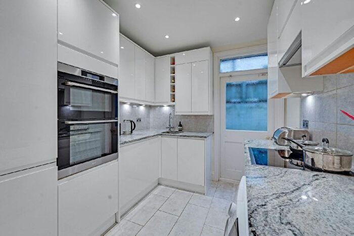 3 Bedroom Terraced House For Sale In Ashmount Road, London, N19