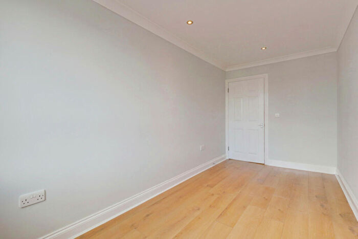 2 Bedroom Flat For Sale In London Road, Hadleigh, SS7