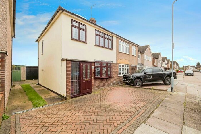 3 Bedroom Semi-Detached House For Sale In Lakeside, Rainham, RM13