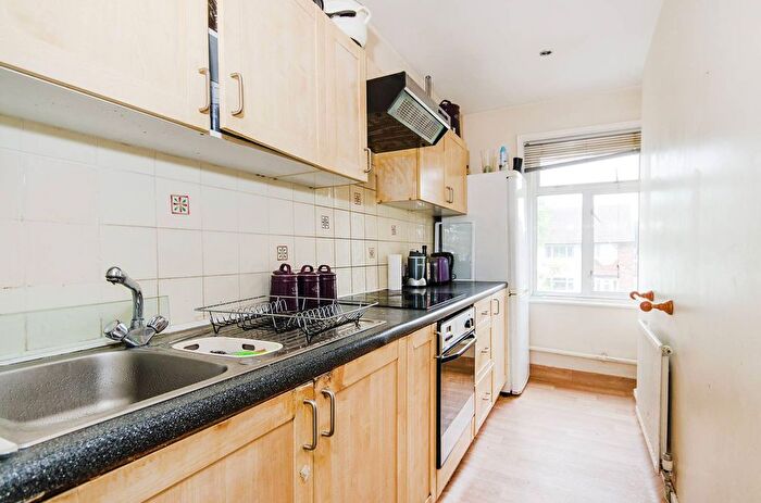 3 Bedroom Flat To Rent In Lower Boston Road, Hanwell, London, W7