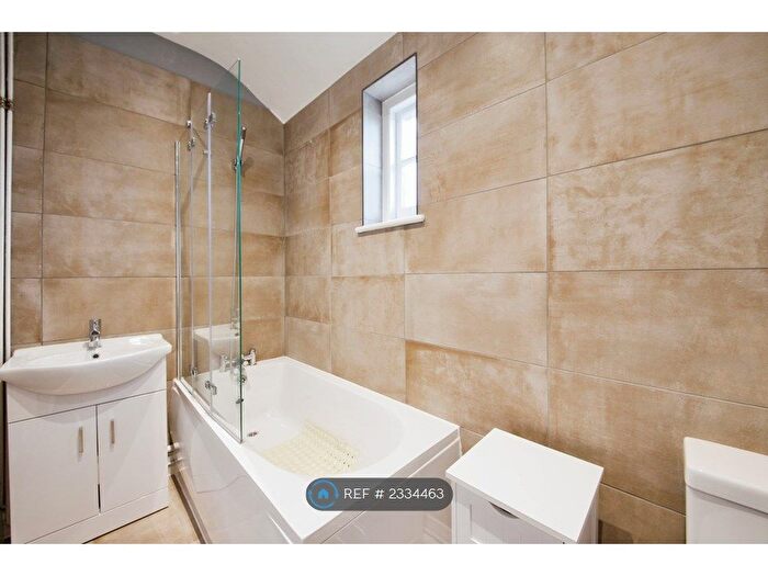 2 Bedroom Flat To Rent In Fortis Green, London, N10