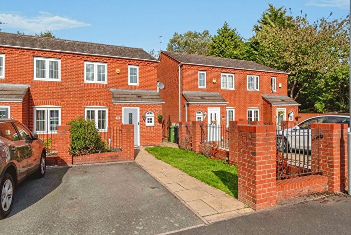 3 Bedroom Semi Detached House For Sale In Deans Gate, Willenhall, West Midlands, WV13