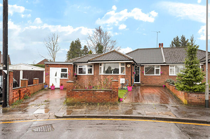 5 Bedroom Bungalow For Sale In Matlock Crescent, Luton, Bedfordshire, LU4