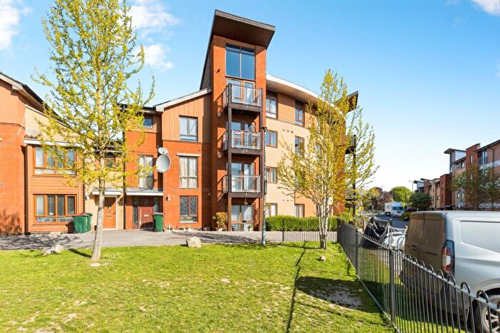 2 Bedroom Flat For Sale In Commonwealth Drive, Crawley, West Sussex, RH10