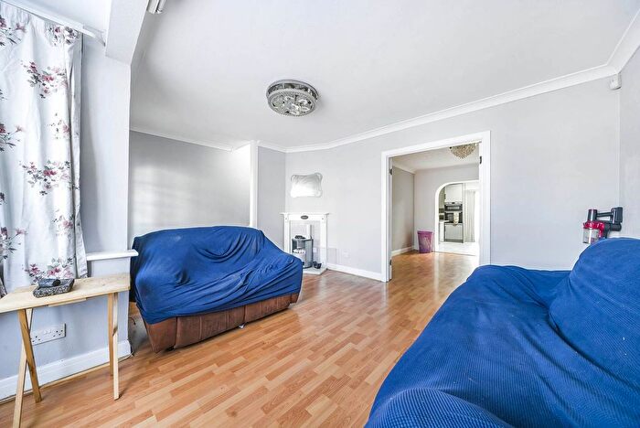 3 Bedroom Semi-Detached House To Rent In Daryngton Avenue, Greenford, UB6