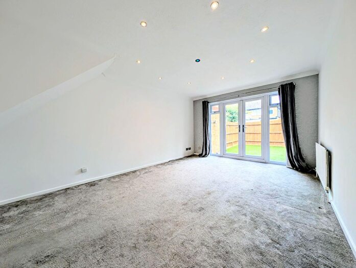 2 Bedroom End Of Terrace House To Rent In Boscombe Road, Worcester Park, KT4