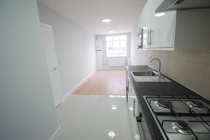 2 Bedroom Flat To Rent In Penwith Road, Earlsfield, South West London, SW18