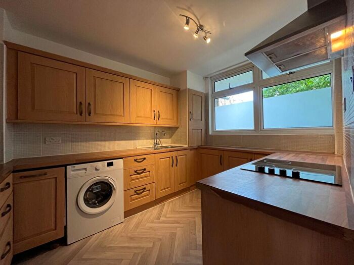 3 Bedroom Flat To Rent In Massingham Street, London, E1