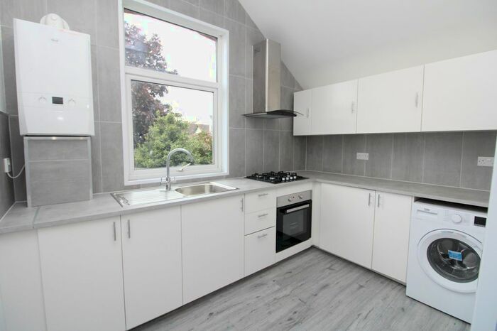 3 Bedroom Maisonette To Rent In Chatterton Road, Bromley, BR2