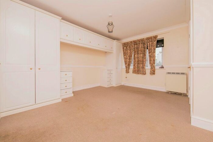 2 Bedroom Flat For Sale In Marine Parade East, Clacton-On-Sea, CO15