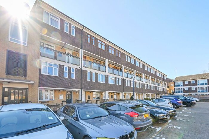 3 Bedroom Flat To Rent In Whitton Walk, Mile End, London, E3