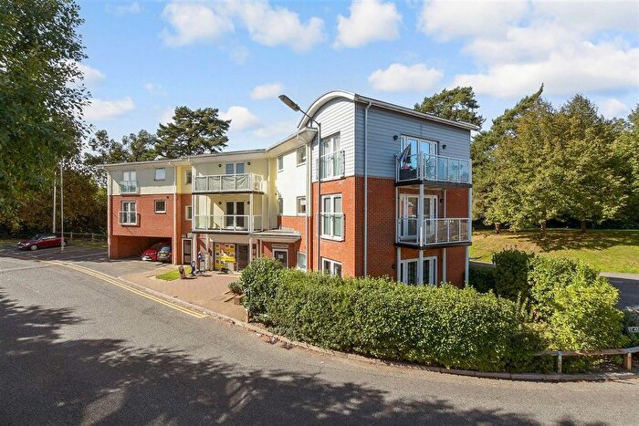 2 Bedroom Flat For Sale In St. Anne's Drive, Redhill, Surrey, RH1