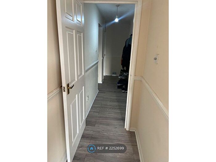 2 Bedroom Flat To Rent In Birches Rise, High Wycombe, HP12