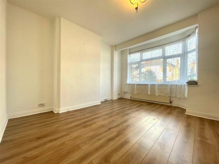 3 Bedroom Semi-Detached House To Rent In Colvin Gardens, Waltham Cross, EN8