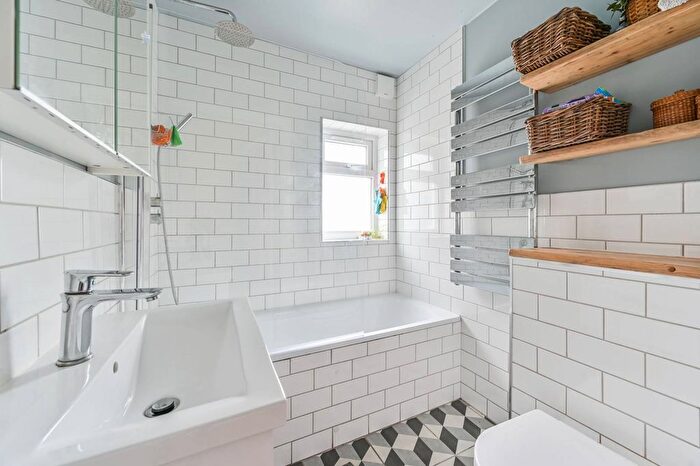 3 Bedroom Flat To Rent In Queenstown Road, Battersea, London, SW8