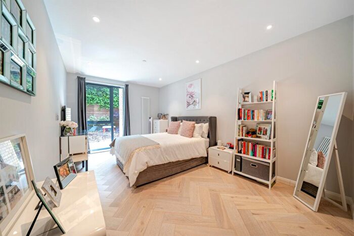 3 Bedroom Flat For Sale In Cross Lane, London, N8