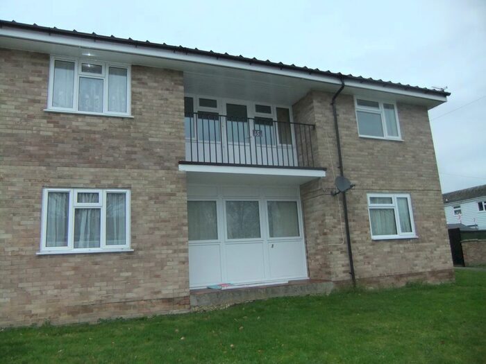 2 Bedroom Flat To Rent In Reynards Close, Tadley, Hampshire, RG26
